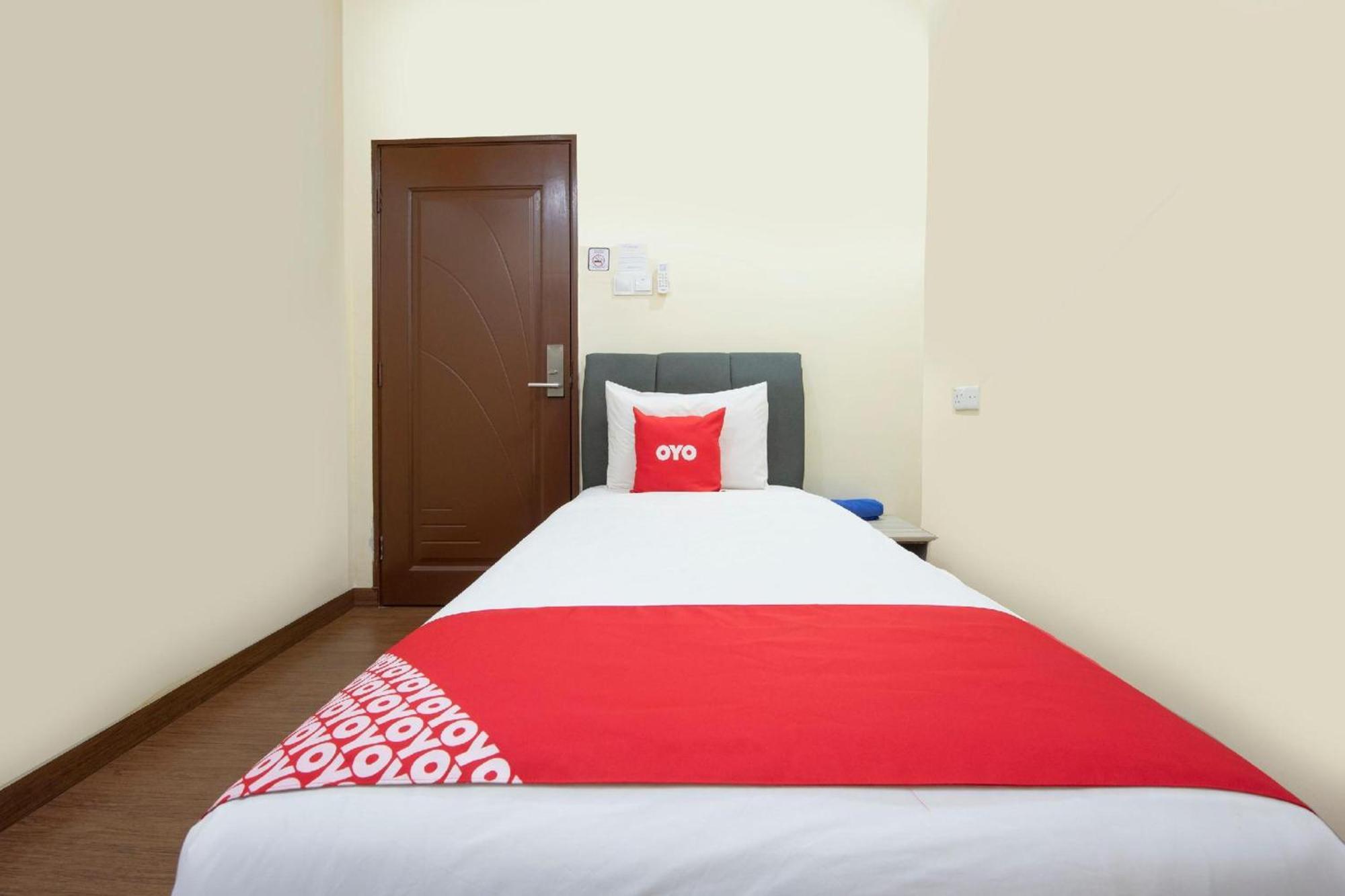 Oyo 90380 Hotel 2*